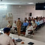 वेलफेयर मीटिंग में पुलिसकर्मियों की समस्याएं सुनते हुए एसपी अर्ष वर्मा।