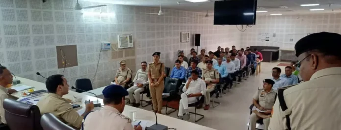 वेलफेयर मीटिंग में पुलिसकर्मियों की समस्याएं सुनते हुए एसपी अर्ष वर्मा।