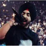 Singer Diljit Dosanjh : महिला फैन का हाथ पकड़ दिलजीत ने कह दी यह बात, झूम उठे लोग