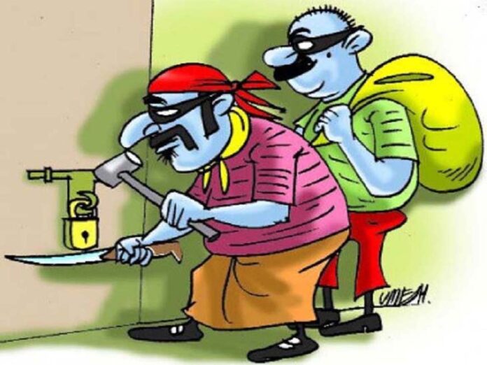 Thieves broke the lock of an empty house in broad daylight and stole cash worth five lakh rupees