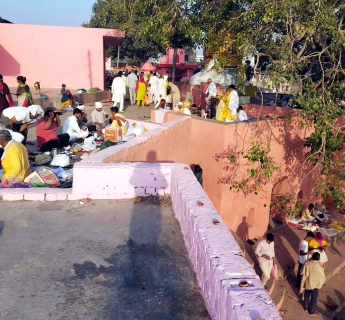 On Kartik Amavasya, devotees took a holy dip in the Pindara shrine