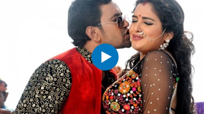 Amrapali Dubey को Nirhua ने सरेआम कर दिया Kiss, लोग बार-बार देख रहे वीडियो