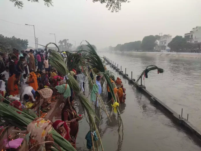 Devotees worshiped Chhath Maiya, Chhath festival was celebrated with devotion throughout the district