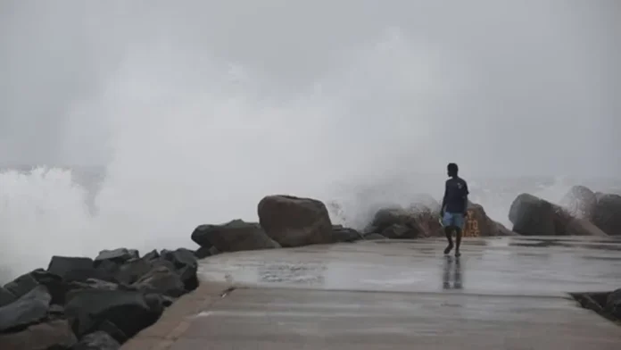 Cyclone Fengal: आज पुडुचेरी व उत्तरी तमिलनाडु तट से टकराएगा चक्रवाती तूफान