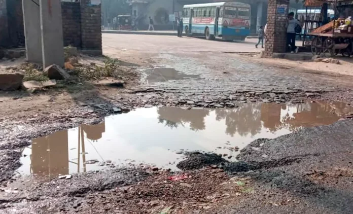 Hundreds of liters of water are being wasted every day due to damaged drinking water pipeline