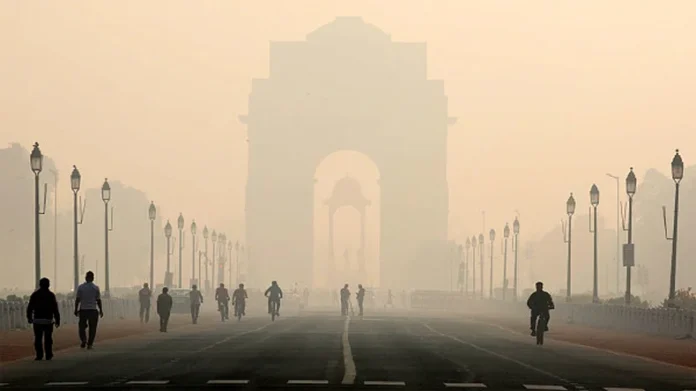 Delhi Pollution: दिल्ली में स्मॉग की समस्या जारी, कई जगह एक्यूआई 400 के करीब