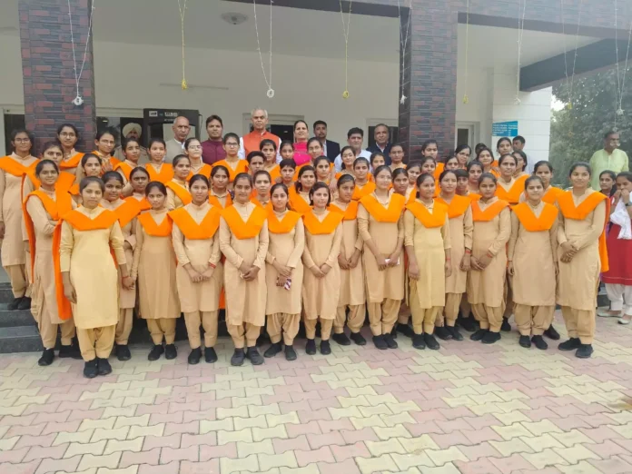 Girls of Kanya Gurukul took blessings from Governor, Chief Minister