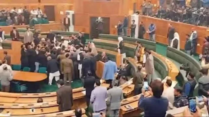 JK Assembly: अनुच्छेद 370 को लेकर पक्ष-विपक्ष के विधायकों में हाथापाई