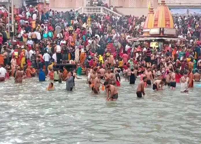 Kartik Purnima 2024: काशी, हरिद्वार, अयोध्या में गंगा घाटों और सरयू में आस्था की डुबकी के लिए उमड़े लाखों श्रद्धालु