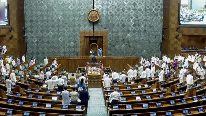 Parliament: संसद में आज फिर मणिपुर, संभल व अडाणी मामले में हंगामे के आसार, प्रियंका गांधी और रविंद्र चव्हाण लेंगे शपथ