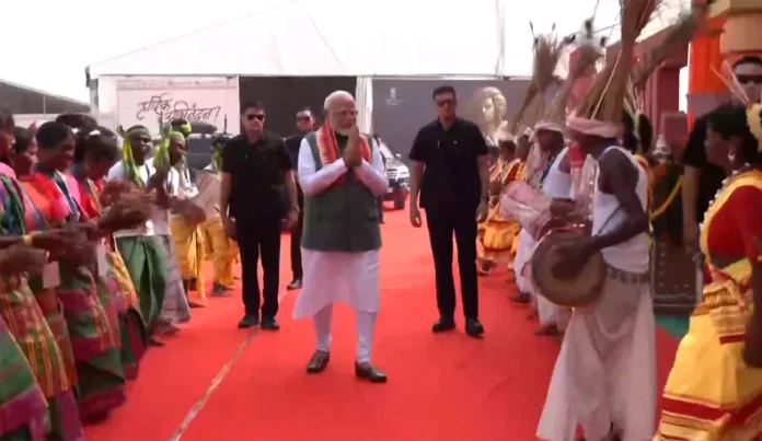 PM Modi Bihar Visit: जनजातीय गौरव दिवस मनाने जमुई पहुंचे प्रधानमंत्री मोदी