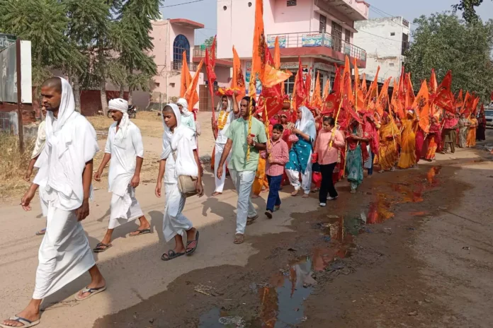 A grand Prabhat Ferry was organized before the start of Shri Ram Katha and rare Satsang