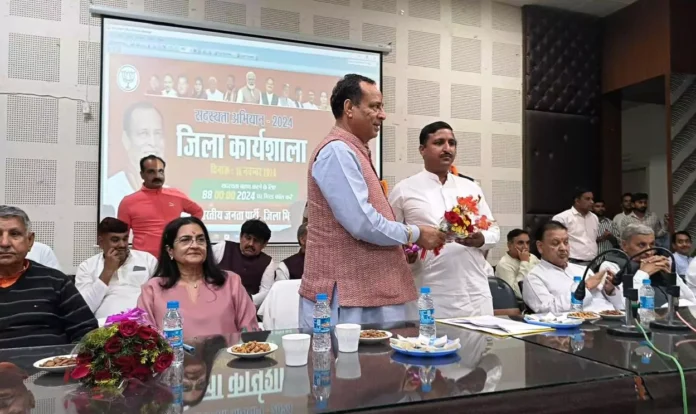 Shyam Sundar Sanatani added the most number of workers, State President honoured him