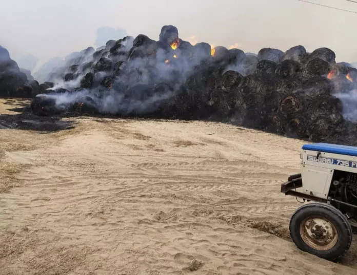 25 thousand quintals of straw burnt to ashes, angry villagers blocked the road due to delay by administration