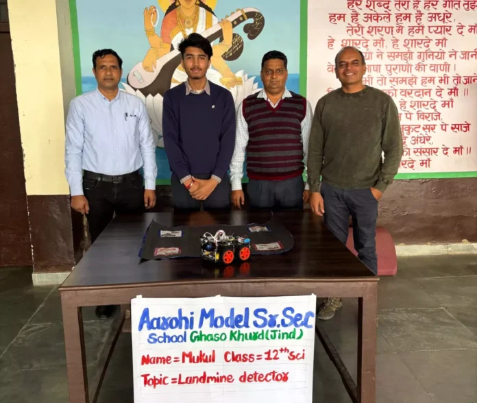 Landmines model of Mukul, student of Aarohi Model School Ghasokhurd, selected at national level