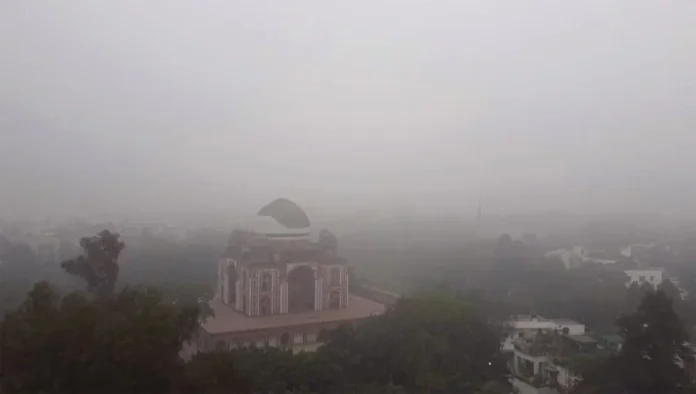 Weather: कोहरे के आगोश में उत्तर भारत, वायु प्रदूषण के साथ ठंड ने भी बढ़ाई दिक्कतें