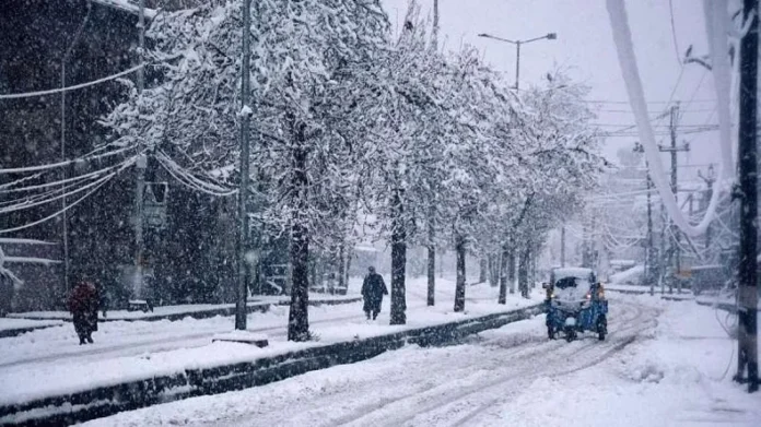 Weather Update: जम्मू-कश्मीर और लद्दाख में कई जगह सीजन की पहली बर्फबारी, मैदानों में बढ़ी ठंड