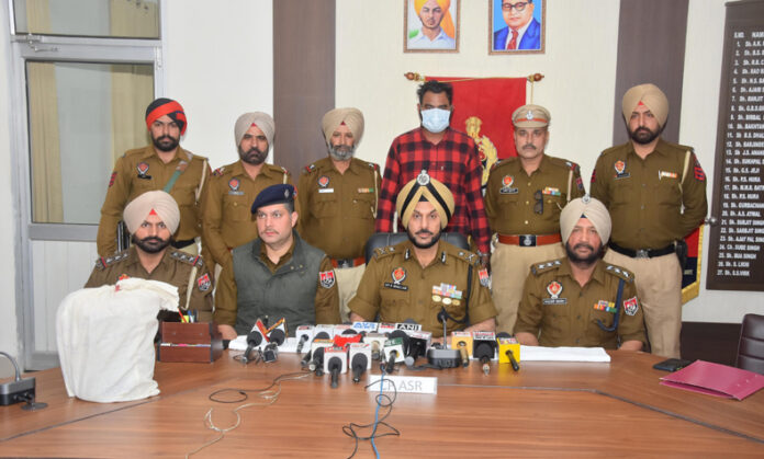 Amritsar Crime News : अमृतसर पुलिस ने हेरोइन की खेप सहित एक तस्कर दबोचा