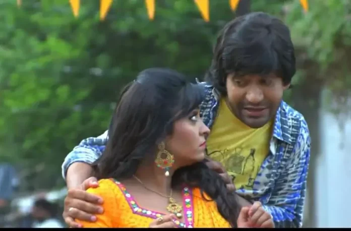 Bhojpuri song Belouse Ke Bhitar Romantic scene of Nirahua and Shubhi Sharma in the song 'Belouse Ke Bhitar' is trending on YouTube