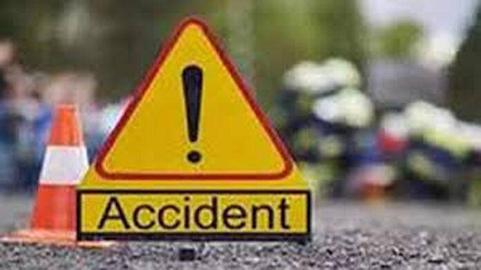 Delhi Road Accident : बस से सामान उतार रहे लोगों को ट्रक ने कुचला, तीन की मौत