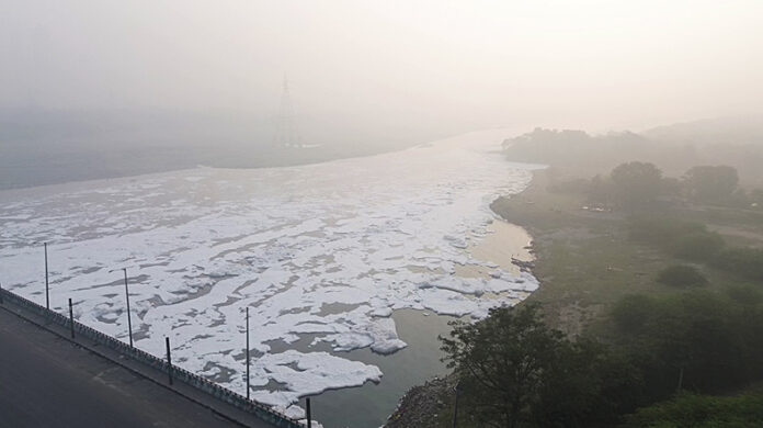 Delhi Yamuna Pollution : यमुना में सीधे तौर पर जा रही लाखों मिलियन गैलन गंदगी