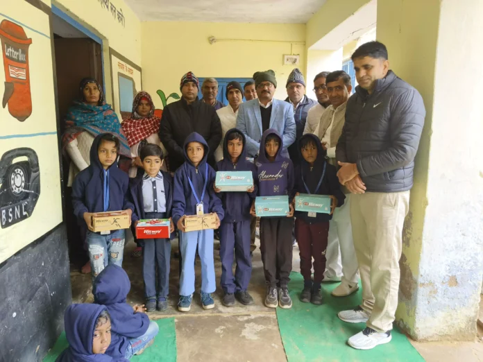 Distributed shoes to needy children