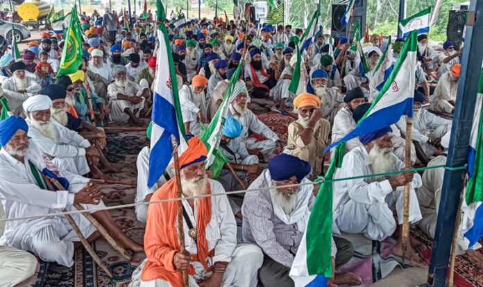 Farmer Protest Update : किसानों का आरोप, सरकार ने बंद किया सोशल अकाउंट