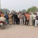 Bhiwani News : पांच गांवों के किसान नहरी पानी की कमी के विरोध में उतरे सडक़ों पर, नारेबाजी कर जताया रोष