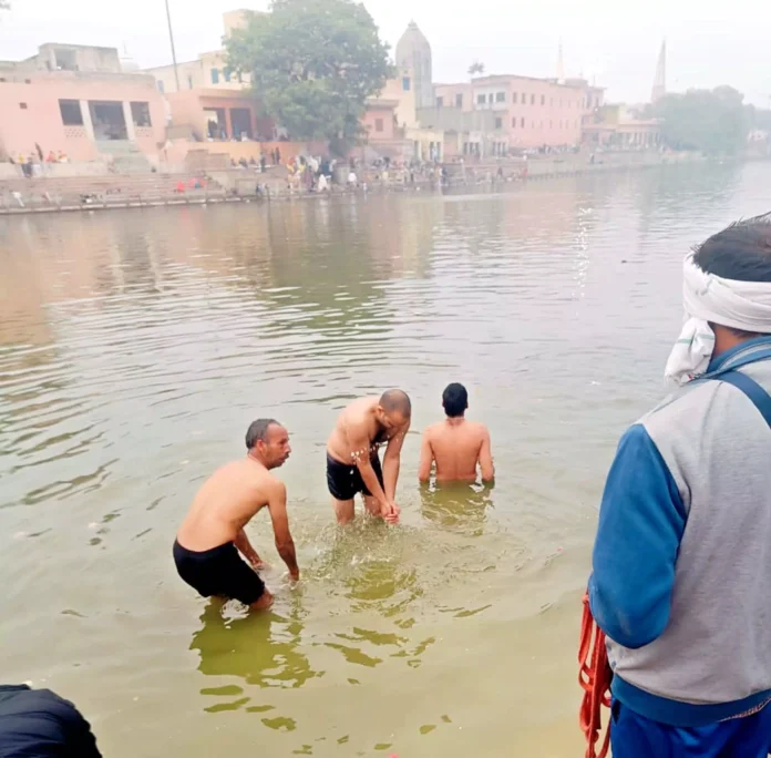 Jind News : कडाके की ठंड के बीचश्रद्धालुओं ने पिंडारा तीर्थ में लगाई श्रद्धा की डुबकी