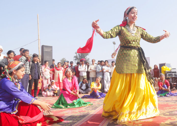 International Geeta Mahotsav: कुरुक्षेत्र के ब्रह्मसरोवर के पावन तट कलाकारों ने दी शानदार नृत्यों की प्रस्तुति