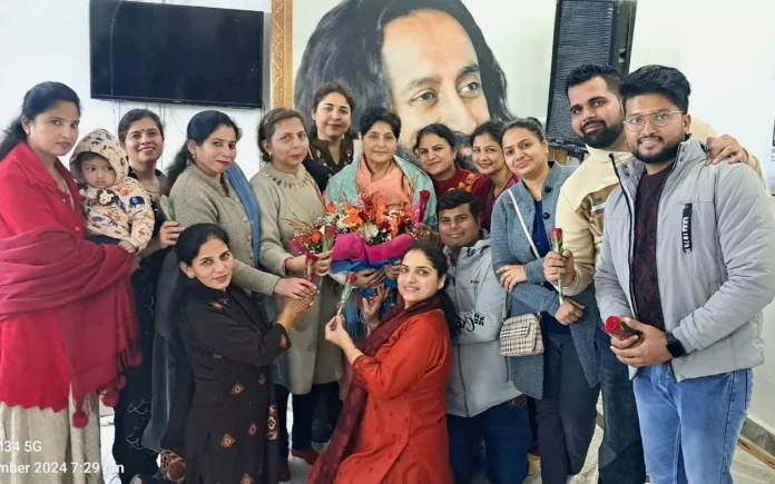 Kusum Dhiman honored by Art of Living Panipat family