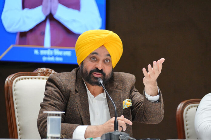 Punjab CM News : छात्रों के रोल मॉडल बनें शिक्षक : मान