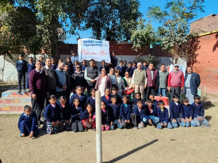 Ambala News : Rotary Club Ambala इंडस्ट्रियल एरिया ने जरूरतमंद बच्चों को वितरित किए स्वेटर