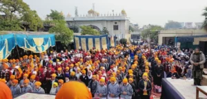 गुरुद्वारा श्री मंजी (बाउली) साहिब में शहीदी सभा से पहले गुरु चरणों में अरदास करती संगत व प्रतिभागी।