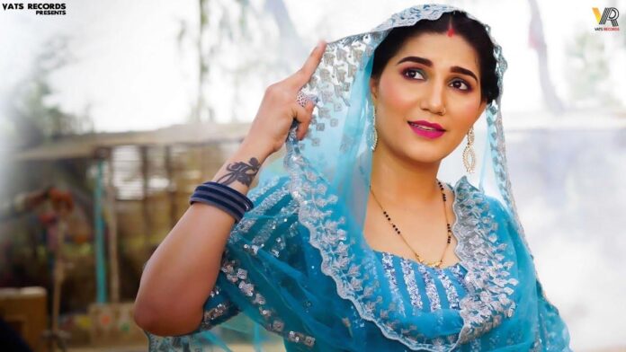 Sapna Chaudhary: सपना चौधरी के साथ दर्शकों के बीच फैन ने किया ऐसा डांस कि माहौल बदल दिया