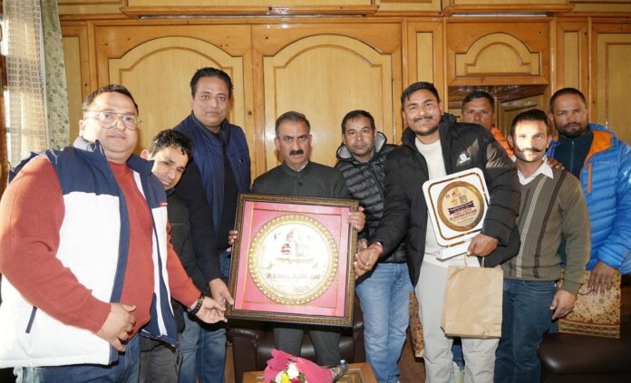 Shimla News Billing Paragliding Association delegation met the Chief Minister