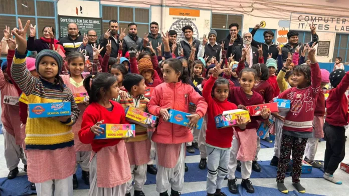 Swastik Foundation distributed blankets to the mothers of newborn babies in the hospital.