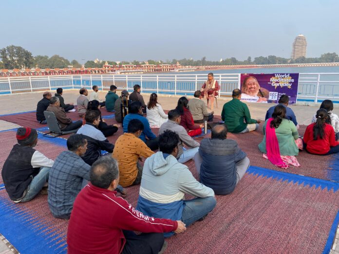 आर्ट ऑफ़ लिविंग परिवार ने कुरुक्षेत्र के ब्रह्मसरोवर पर कराया ध्यान