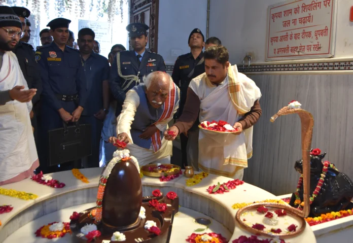 The Governor was greeted by the administration and temple committee on reaching the temple premises