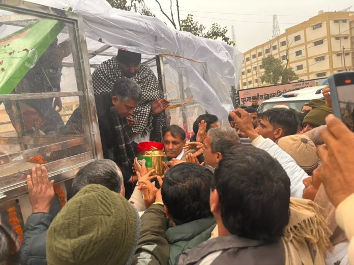 The ashes procession of former Chief Minister late Chaudhary Omprakash Chautala reached Dadri.