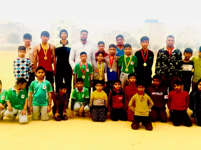 The winners of the athletic competition were honored by the coordinator of Nai Disha Yuva Manch.