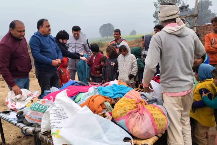 रोटरी, रोटरेक्ट व इनरव्हील क्लब की तरफ से बांटे गए गरम कपडे