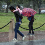 Weather Update Today : मैदानों में बारिश, पहाड़ों में गिरी बर्फ