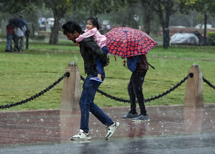 Weather Update Today : मैदानों में बारिश, पहाड़ों में गिरी बर्फ