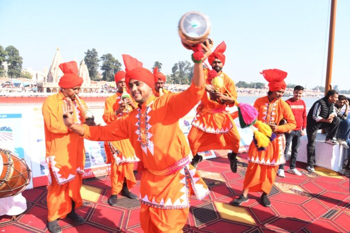 International Gita Mahotsav: बीन का लहरा भी आकर्षित कर रहा सरोवर की लहरों को