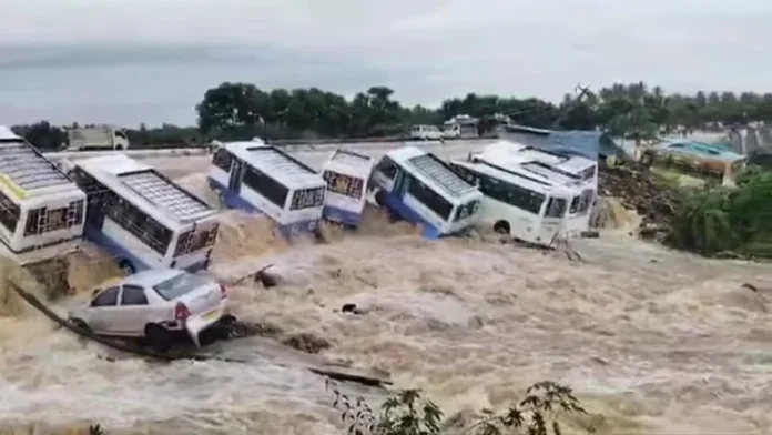 Cyclone Fengal: तमिलनाडु व पुडुचेरी में अब भी लाखों लोग बेघर, पानी में बहती दिखीं बसें