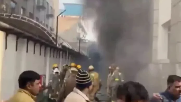 Massive Fire: नोएडा के सेक्टर-65 में निजी कंपनी में लगी भीषण आग