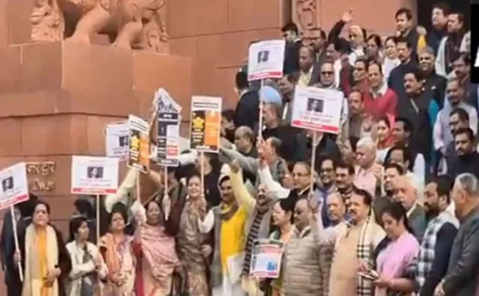 Parliament: अंबेडकर मामले में बीजेपी के सांसदों ने संसद परिसर में कांग्रेस के खिलाफ किया प्रदर्शन