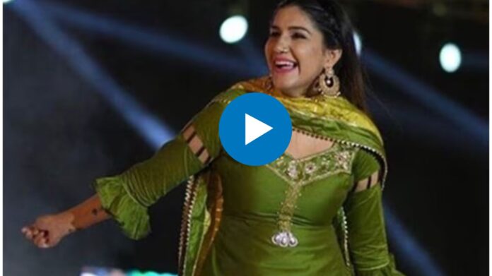 Sapna Chaudhary Viral Dance: सपना चौधरी ने नए डांस मूव्स से स्टेज पर लगाई आग, थम गया चाहने वालों का दिल