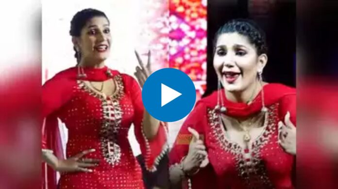 Sapna Choudhary Superhit Dance: स्टेज पर सपना चौधरी ने पटियाला सूट में हिलाई कमर, देख गांव के लोग हुए बेहाल